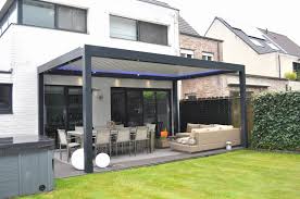Terrassenbau Moderne Terrasse mit Essbereich und Lounge, umgeben von rutschigen Gartenanlagen.