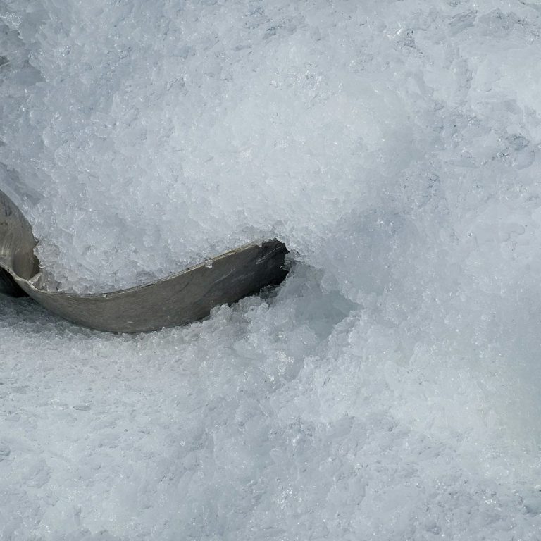 Winterdienst Schneeräumung Eine Schaufel wird zum Winterdienst und zur Schneeräumung benutzt.